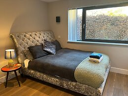 Breathtaking 4 Bedroom Townhouse In Central Murrayfield Location, Free