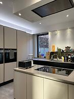 Breathtaking 4 Bedroom Townhouse In Central Murrayfield Location, Free