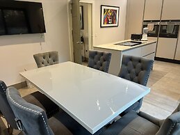 Breathtaking 4 Bedroom Townhouse In Central Murrayfield Location, Free