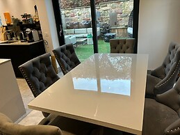 Breathtaking 4 Bedroom Townhouse In Central Murrayfield Location, Free