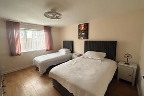 2 Bedroom Apartment-sleeps 6-parking-wifi