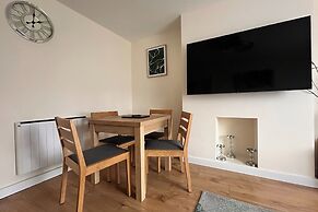 2 Bedroom Apartment-sleeps 6-parking-wifi