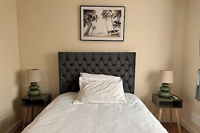 2 Bedroom Apartment-sleeps 6-parking-wifi