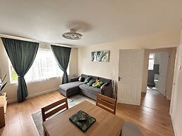 2 Bedroom Apartment-sleeps 6-parking-wifi