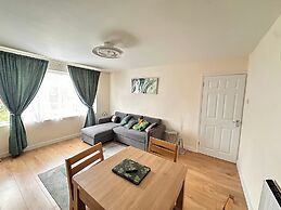 2 Bedroom Apartment-sleeps 6-parking-wifi