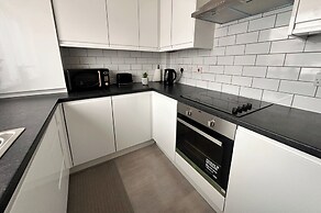 2 Bedroom Apartment-sleeps 6-parking-wifi