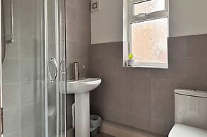 2 Bedroom Apartment-sleeps 6-parking-wifi