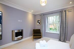 The Ascot Escape - Stylish 4bdr With Courtyard