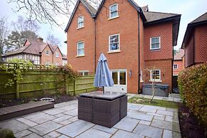 The Ascot Escape - Stylish 4bdr With Courtyard