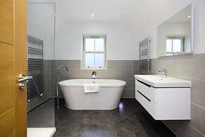 The Ascot Escape - Stylish 4bdr With Courtyard