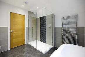 The Ascot Escape - Stylish 4bdr With Courtyard