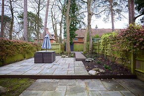 The Ascot Escape - Stylish 4bdr With Courtyard