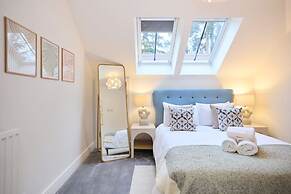 The Ascot Escape - Stylish 4bdr With Courtyard
