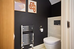The Ascot Escape - Stylish 4bdr With Courtyard