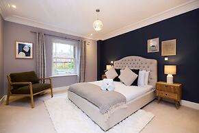 The Ascot Escape - Stylish 4bdr With Courtyard