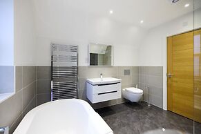The Ascot Escape - Stylish 4bdr With Courtyard