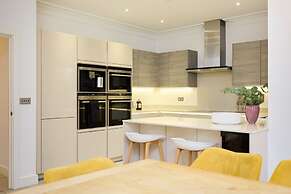 The Ascot Escape - Stylish 4bdr With Courtyard