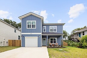 Blue Hour Playfully Designed Beach Home w Hot Tub Fire Pit Game Room