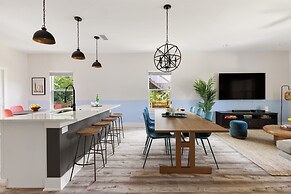 Blue Hour Playfully Designed Beach Home w Hot Tub Fire Pit Game Room
