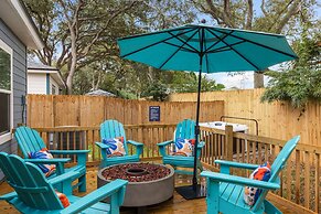 Blue Hour Playfully Designed Beach Home w Hot Tub Fire Pit Game Room