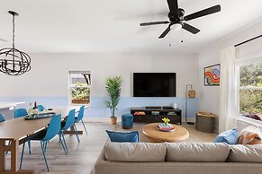 Blue Hour Playfully Designed Beach Home w Hot Tub Fire Pit Game Room