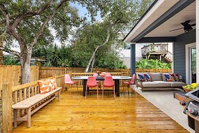 Blue Hour Playfully Designed Beach Home w Hot Tub Fire Pit Game Room