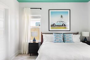 Blue Hour Playfully Designed Beach Home w Hot Tub Fire Pit Game Room