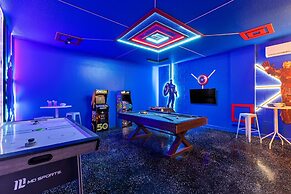 Coconut Breeze Resort Home Near Parks 25 Guests Located in Solara Reso