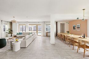 Coconut Breeze Resort Home Near Parks 25 Guests Located in Solara Reso