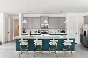 Coconut Breeze Resort Home Near Parks 25 Guests Located in Solara Reso