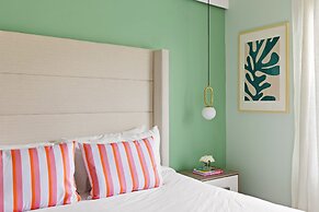 Coconut Breeze Resort Home Near Parks 25 Guests Located in Solara Reso