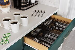 Coconut Breeze Resort Home Near Parks 25 Guests Located in Solara Reso