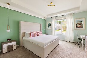 Coconut Breeze Resort Home Near Parks 25 Guests Located in Solara Reso