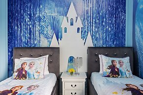 Coconut Breeze Resort Home Near Parks 25 Guests Located in Solara Reso