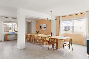 Coconut Breeze Resort Home Near Parks 25 Guests Located in Solara Reso