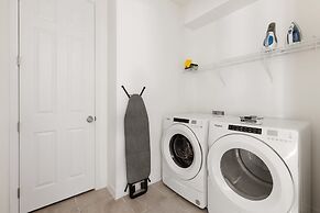 Coconut Breeze Resort Home Near Parks 25 Guests Located in Solara Reso