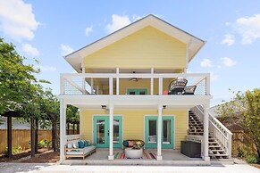 Woodward Way Luxe Villa Near Beach w Pool Hot Tub Stocked Chef s Kitch