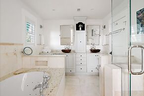 Woodward Way Luxe Villa Near Beach w Pool Hot Tub Stocked Chef s Kitch