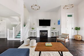 Woodward Way Luxe Villa Near Beach w Pool Hot Tub Stocked Chef s Kitch