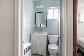 Stylish Downtown Detroit Apartment for 2 With Wifi