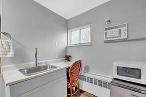 Comfortable Stay in Brownstown w/ Great Amenities