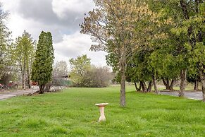 Comfortable Stay in Brownstown w/ Great Amenities