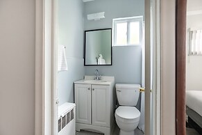 Comfortable Brownstown Stay Queen Bed & Private Bath