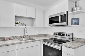 Modern Hallandale Apt w/ Backyard Near Beach