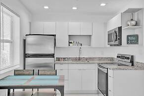 Modern Hallandale Apt w/ Backyard Near Beach