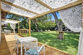 Modern Hallandale Apt w/ Backyard Near Beach