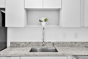 Modern Hallandale Apt w/ Backyard Near Beach