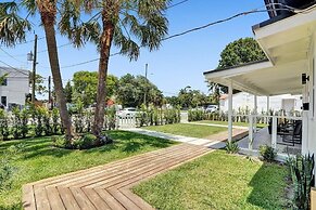 Modern Hallandale Apt w/ Backyard Near Beach