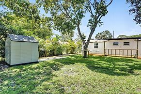 Modern Hallandale Apt w/ Backyard Near Beach