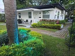 Modern Hallandale Apt w/ Backyard Near Beach